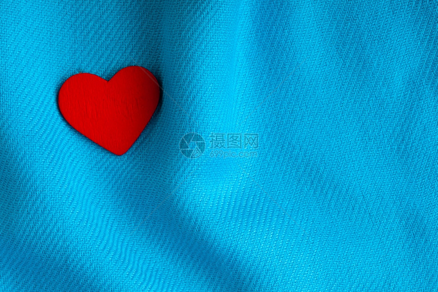 情人节39白天背景红色装饰心脏在抽象的蓝色卷曲折布或纺织品优雅材料上图片