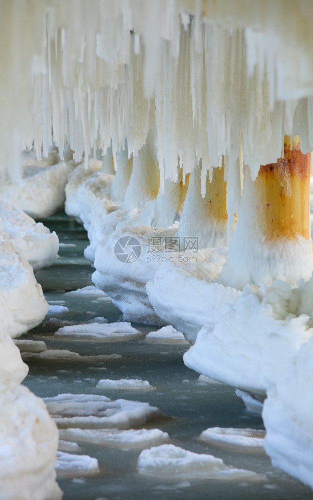 冬季风景靠近波兰格迪尼亚奥洛沃有冰层柱的老码头冷波罗海有雪季节特定图片
