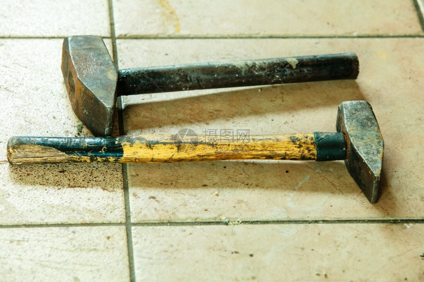 维修车理工停场务服中的两套老旧金属铲锤手工具图片