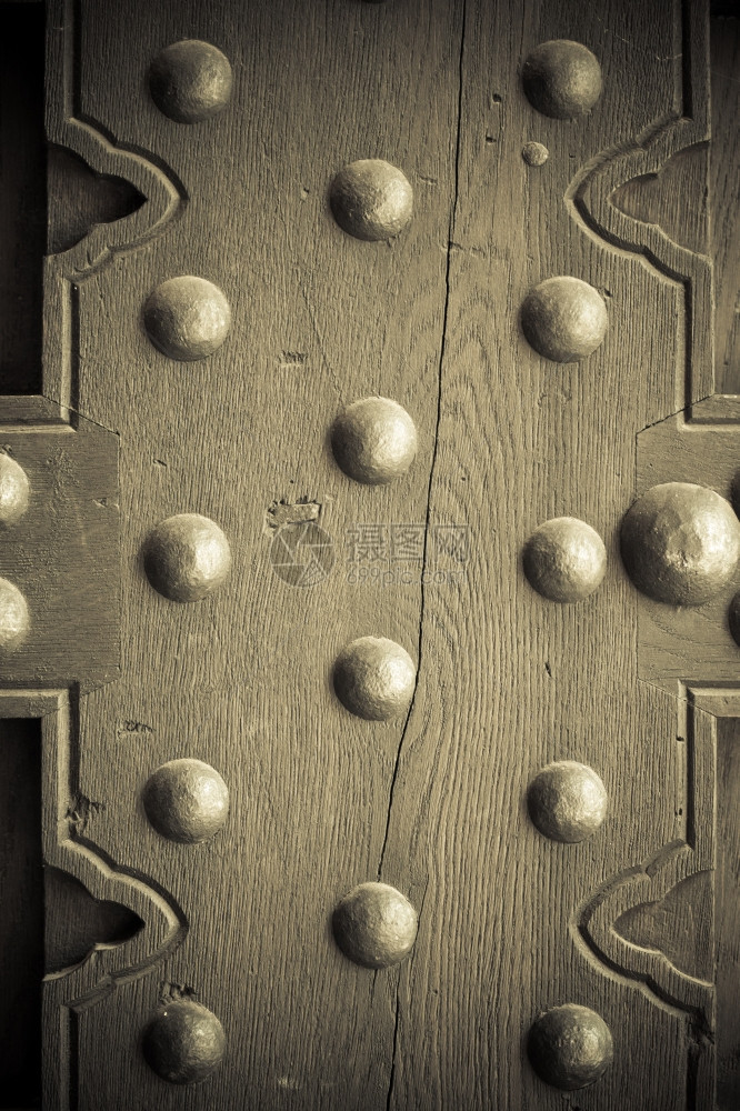 旧古老的木门后里面有金属刺纹图片