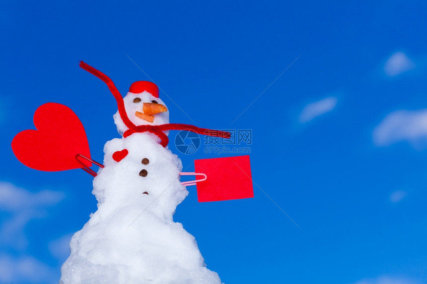 圣诞小雪人穿着红围巾心爱短片符号情人节纸户外短信冬季节情人39日蓝天空背景图片