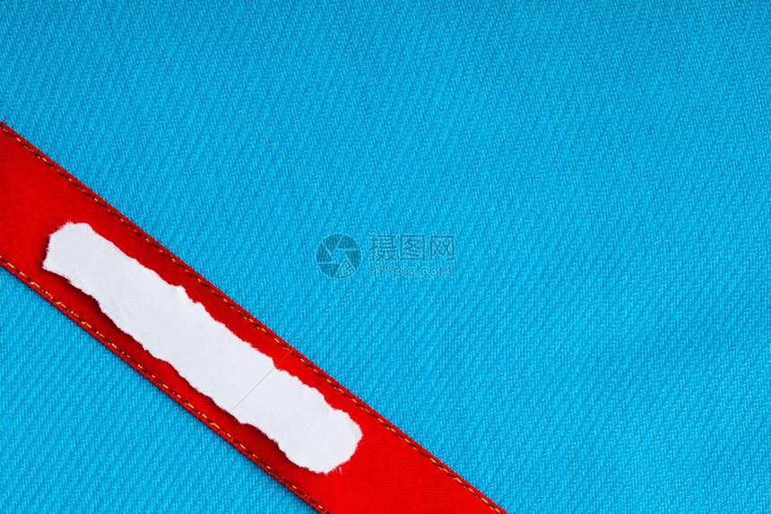 一块白撕或碎的纸条横幅空白的复制间用于在蓝布背景上的文字信息红丝带图片