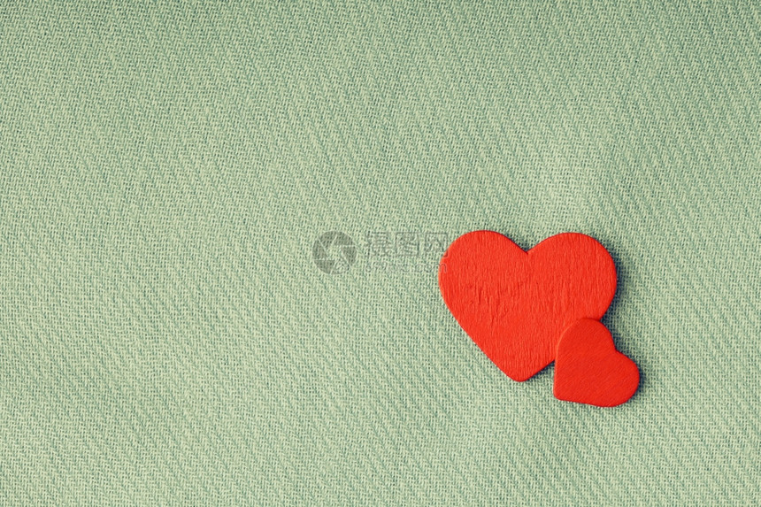情人节39日或婚礼红色木质装饰两颗红心放在抽象灰色布背景上带有复制空间图片