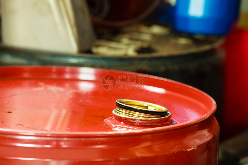 汽车修理机或商店的红色油桶罐头工业细节图片
