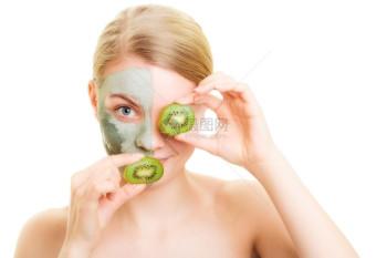 穿着泥土蒙面罩的妇女部和眼被切片的Kiwi隔离女孩照顾干肤色图片