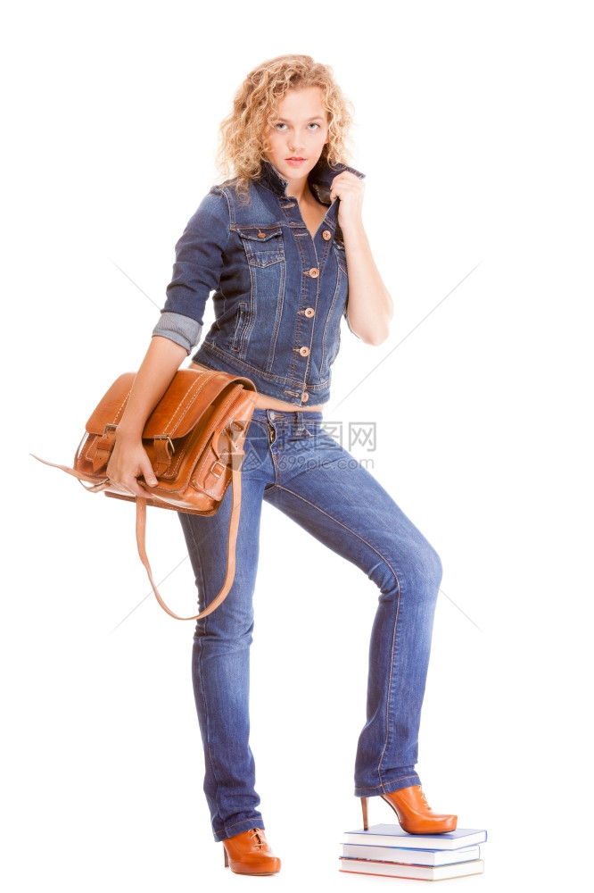 Denim时尚与教育全大学生女孩带书袋穿时装蓝色牛仔裤和高跟鞋的普通妇女图片