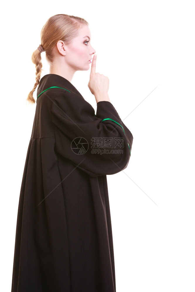法律庭或司概念Womn律师身着古典油波兰黑色绿袍要求隔离沉默图片