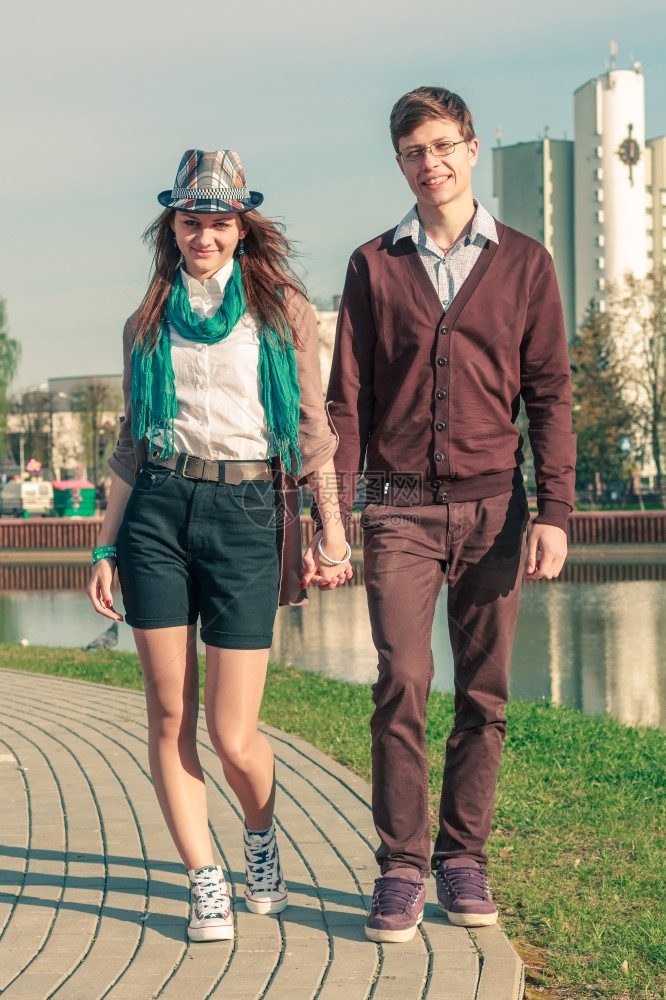 年轻时尚优雅的情侣在欧洲城区公园装扮图片