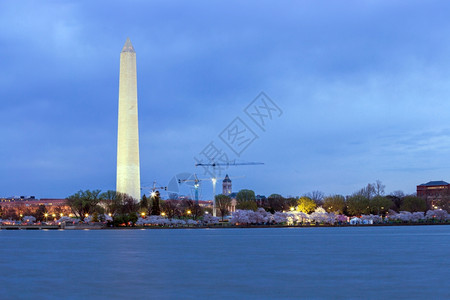 来自华盛顿特区黄昏潮汐盆地的华盛顿纪念碑图片