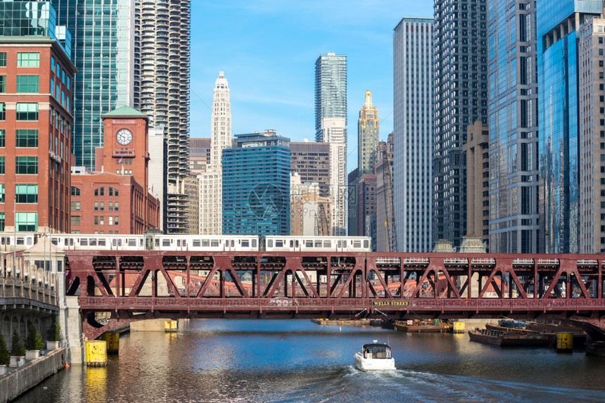芝加哥市中心和里河有桥梁图片