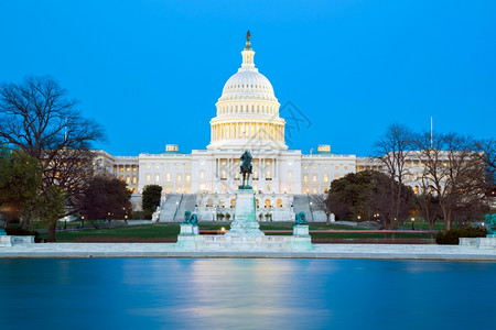 华盛顿白宫美国会大厦在华盛顿特区黄昏背景