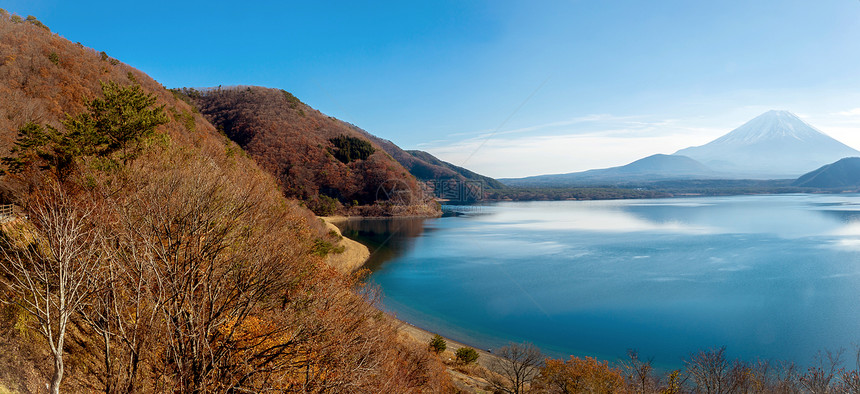 日本Yamanashi与Motosu湖的藤福三山和Motosu湖的全景图片