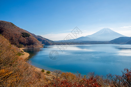 藤井莉娜日本Yamanashi与Motosu湖的藤井福三山背景