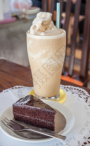 桌子上摆着一套咖啡薄饼和巧克力蛋糕图片