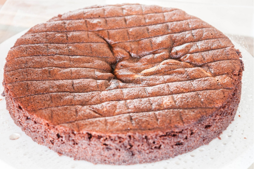 上层奇芬巧克力蛋糕喷洒的朗姆酒图片