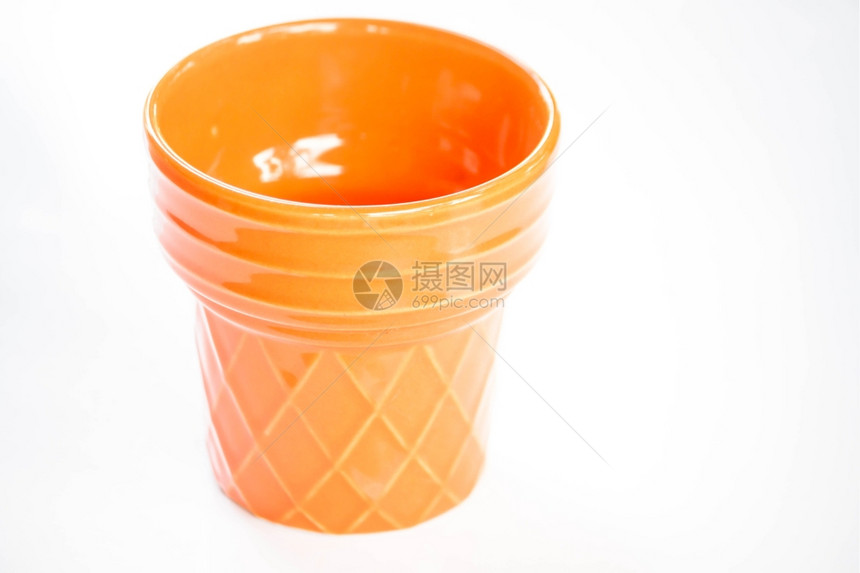 白底绝缘的橙色陶瓷厂锅图片