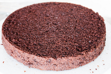 Chiffon巧克力蛋糕底部分喷洒的朗姆酒图片
