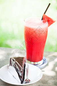 水瓜果汁和巧克力蛋糕图片