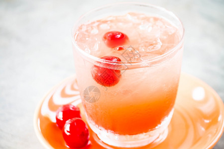 果汁苏打水和樱桃混合杯子图片