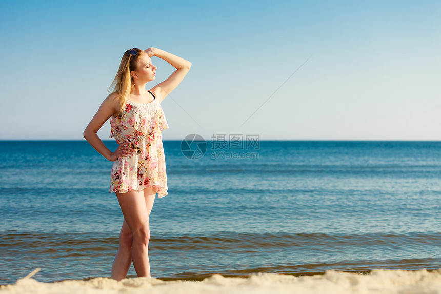 渡假穿暑期服装的女孩独自在空旷的海滩上年轻女人在海上放松夏天图片