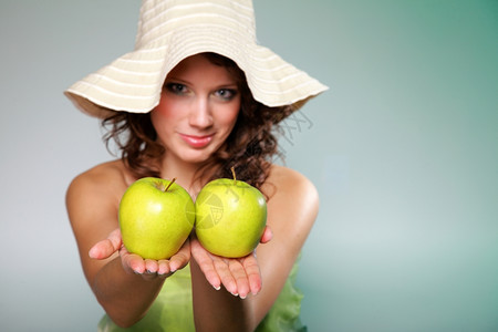 带苹果的美丽春女人绿色或饮食概念健康图片