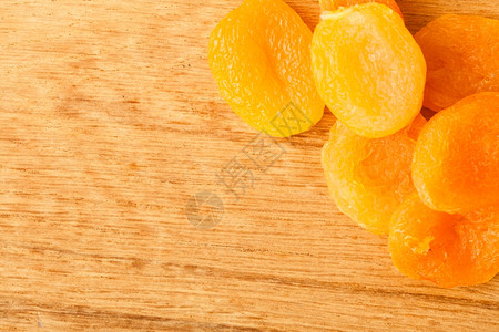 健康的营养饮食木制桌底的干杏子边框背景图片