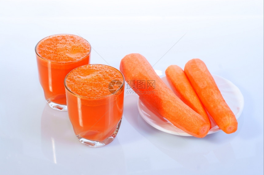 玻璃中的胡萝卜果汁图片