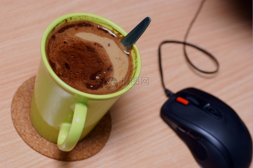 休息一小杯热饮咖啡和电脑鼠标在木制桌子上图片