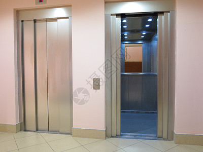 电梯是不能敲两台现代电梯一是开着的另一台是闭着门的背景
