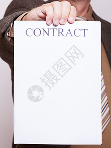 商业概念签署合同商人持有空白纸页签字合同和文本空间图片