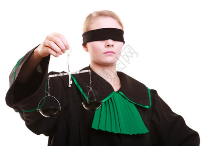 法律庭概念女师身着传统抛光波兰黑色绿袍蒙着眼睛的黑绿色礼服其比例相当Femida正义的象征标志白种背景孤立背景图片