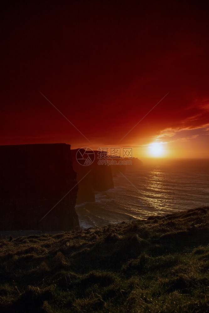 莫赫日落时著名的悬崖在克拉尔爱兰公司欧洲美丽的景色是自然吸引的景色图片