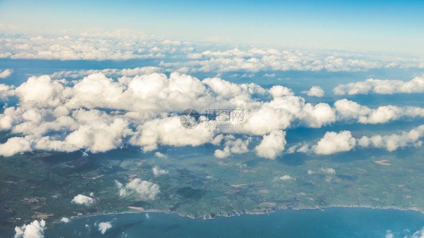 在机窗口拍的云层照片图片
