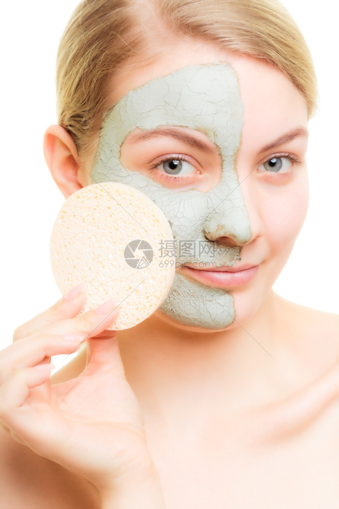 皮肤护理脱下绿色泥土面罩白孤立的海绵照顾干衣的姑娘美容治疗图片