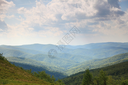 自然和环境美丽的绿山夏季区景观旅行和游图片