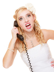 婚姻困难愤怒的女人在电话里说愤怒的新娘在白边尖叫图片