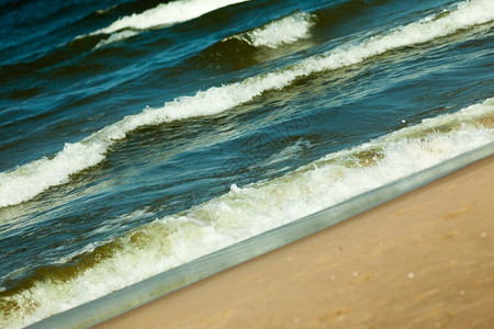 海景浪在沙滩的岸边度假图片