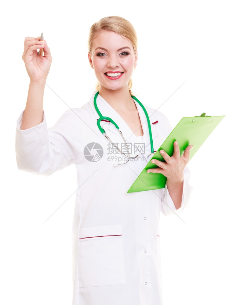 妇女穿白色实验室大衣和听诊器的肖像医生用剪贴板笔被隔离医疗人员负责保险图片