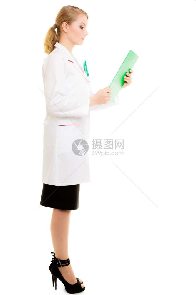 身穿白色大衣有听诊器的妇女医生将剪贴板隔离开来医疗人员负责保险图片