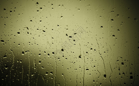 关闭玻璃窗上的水滴雨作为背景纹理图片
