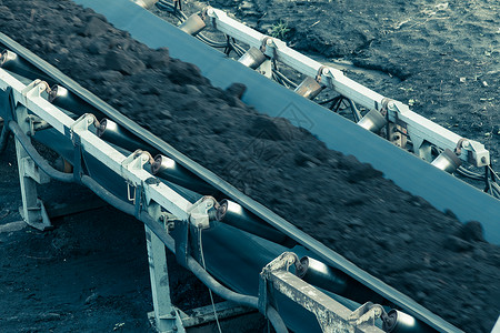 露天煤矿棕色带状传送器作为工业细节背景图片