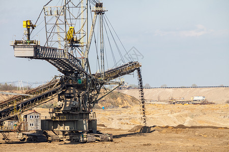 煤矿井露天矿坑棕色煤矿巨型挖土机采掘业背景
