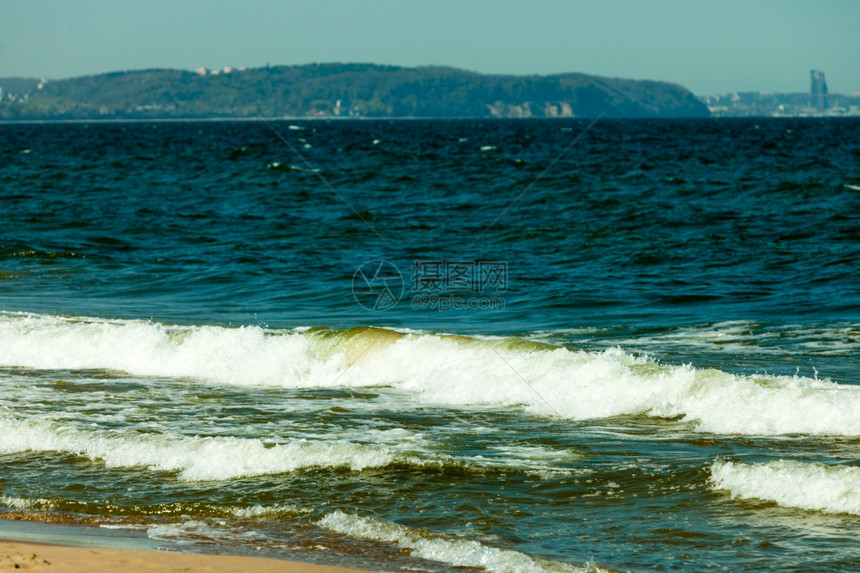 海景浪在沙滩的岸边度假图片