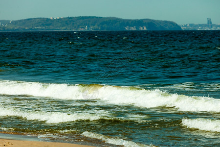 海景浪在沙滩的岸边度假图片
