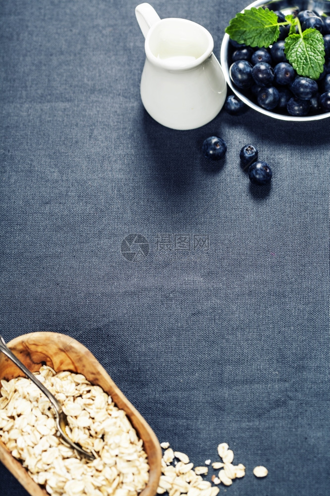 干净的燕麦和牛奶蓝莓图片