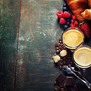 咖啡浆果咖啡羊角面包和浆果早餐背景