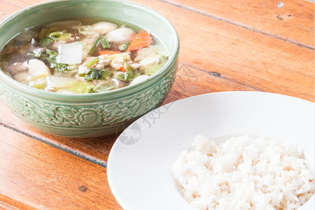 自制做饭大米和清洁猪肉汤图片