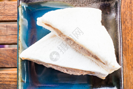 盘子里的金鱼三明治贴近了股票照片图片