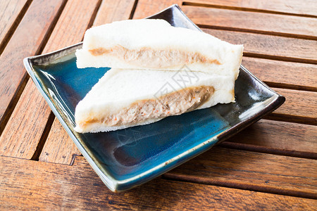 盘子上的快餐金鱼三明治库存照片图片