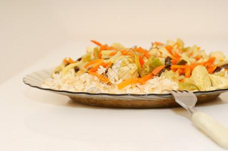 盘子里有米饭菜蔬桌子图片